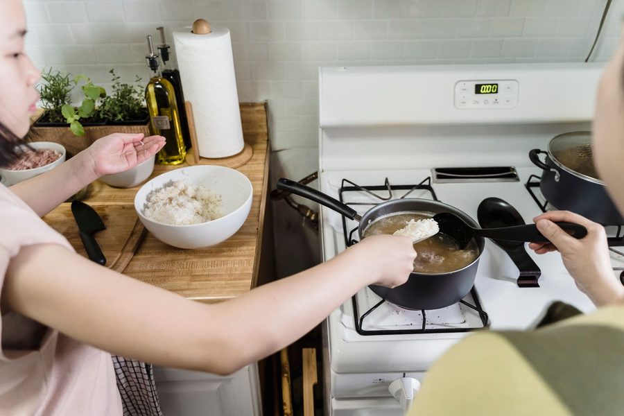 Arroz soltinho refogando na panela, grão por grão separado